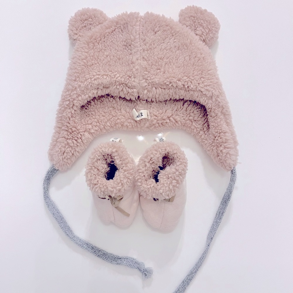 Petit Indi matching cozy toque / winter hat and booties 0-6 months